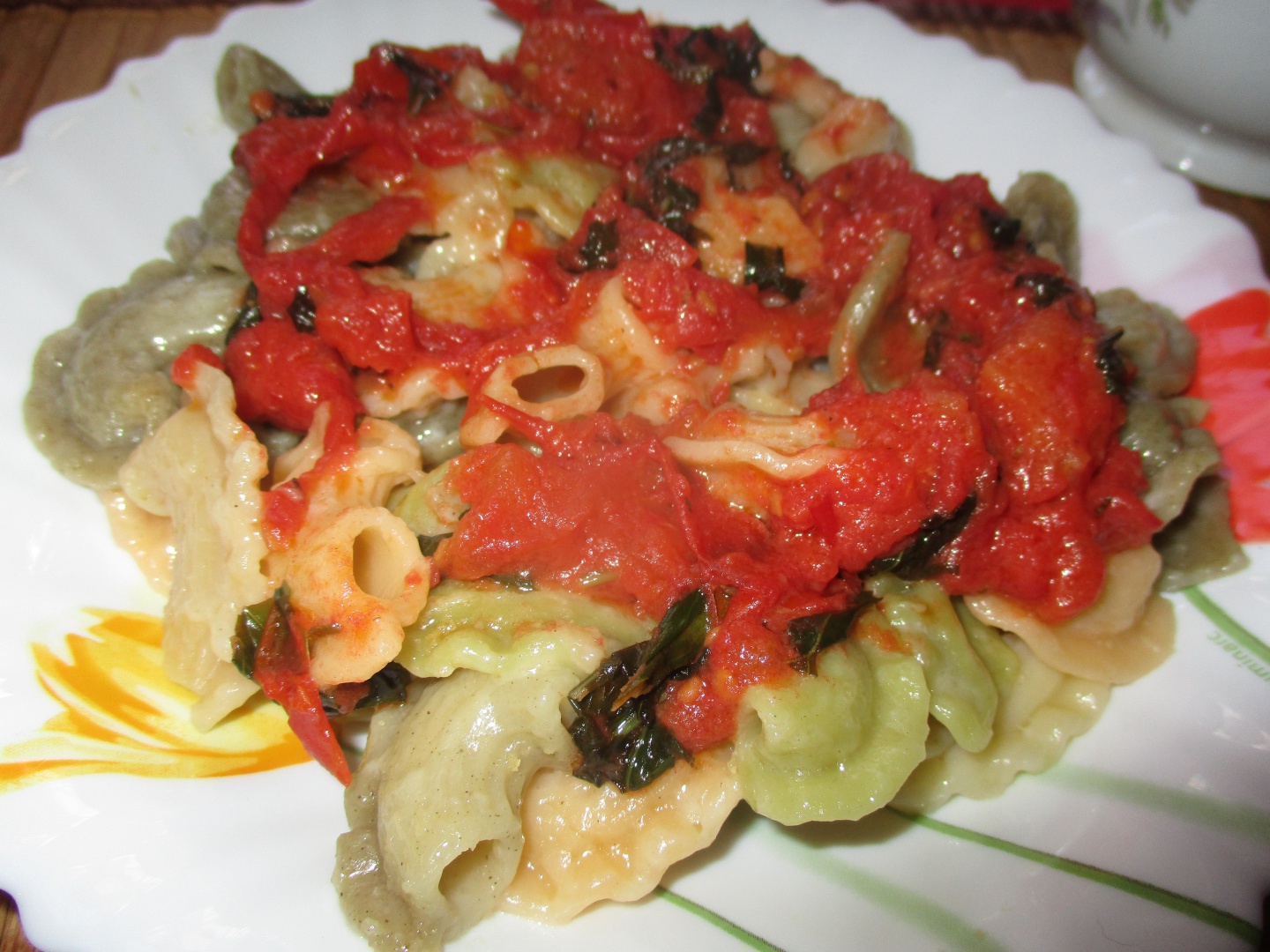 Creste multicolore cu topping de rosii si busuioc