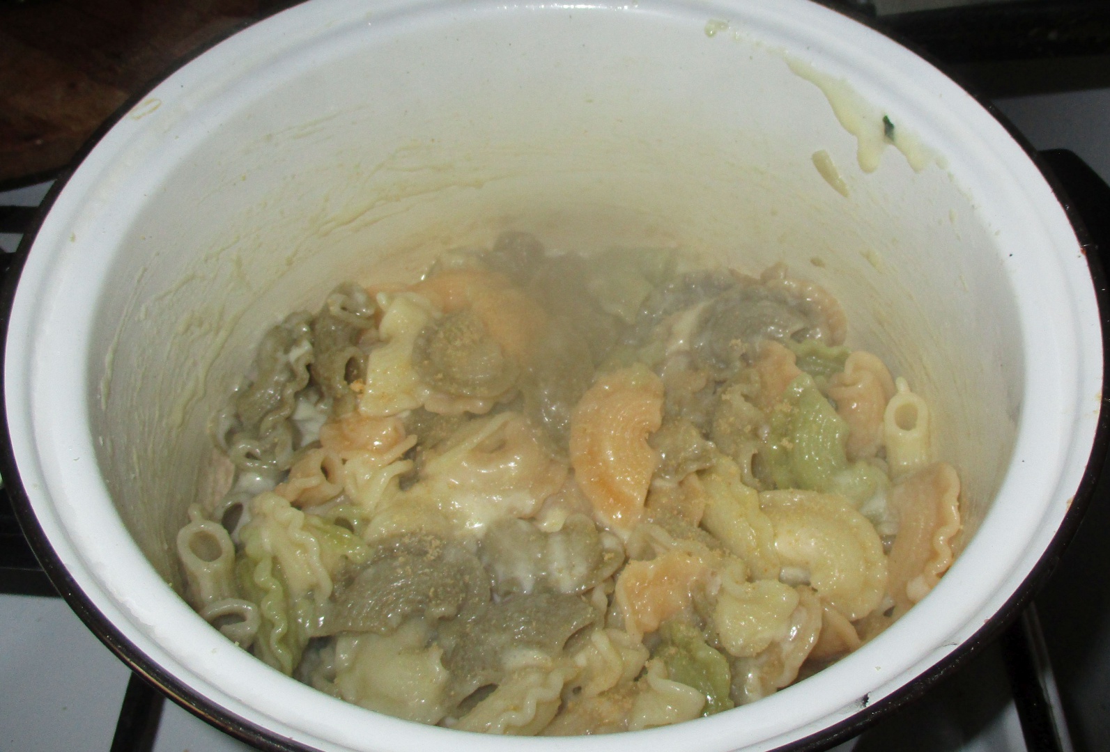 Creste multicolore cu topping de rosii si busuioc