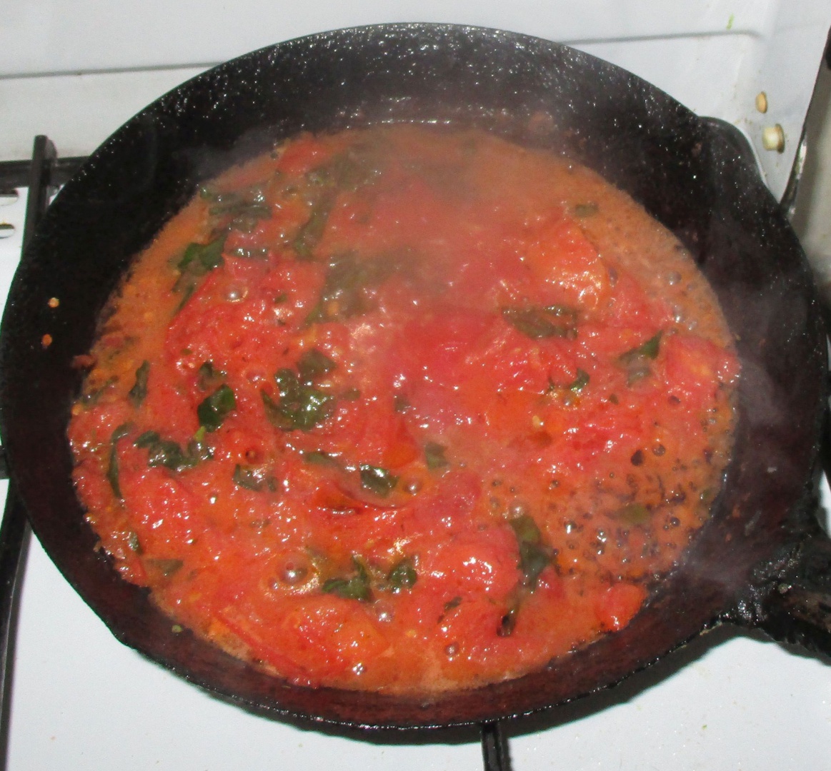 Creste multicolore cu topping de rosii si busuioc