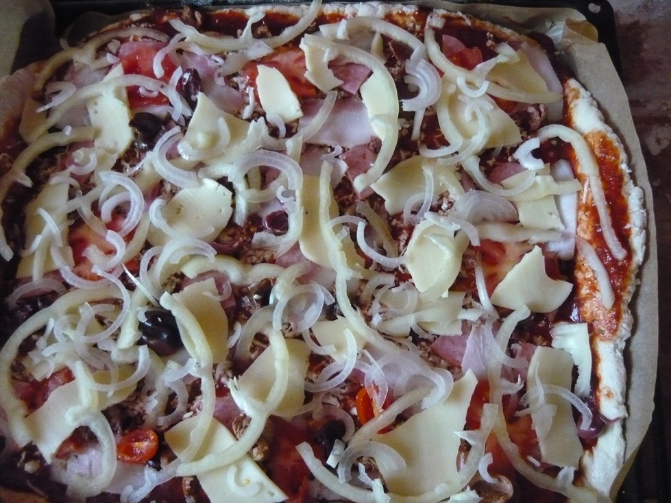Pizza cu ardei gras si rosii