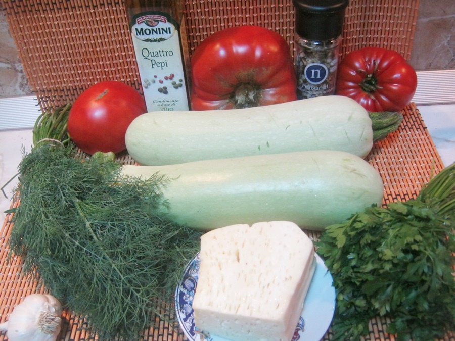 Salata calda de dovlecei, rosii si branza