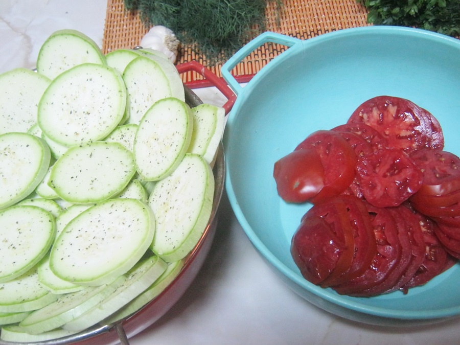 Salata calda de dovlecei, rosii si branza