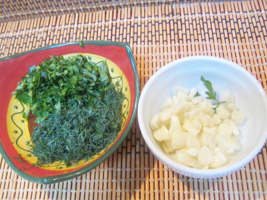 Salata calda de dovlecei, rosii si branza