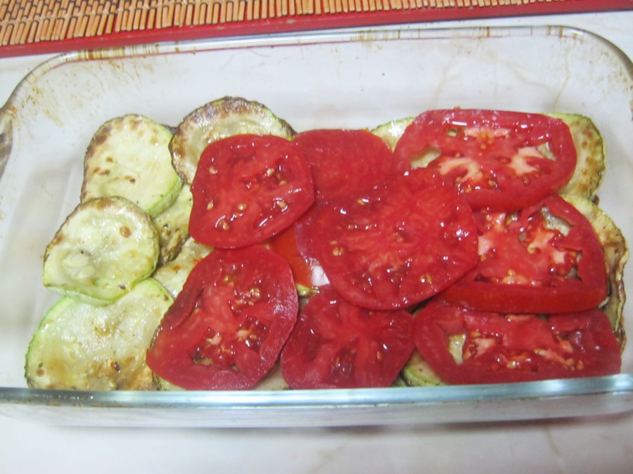 Salata calda de dovlecei, rosii si branza