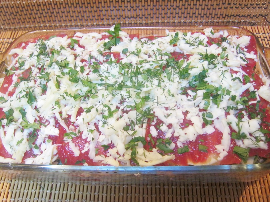 Salata calda de dovlecei, rosii si branza