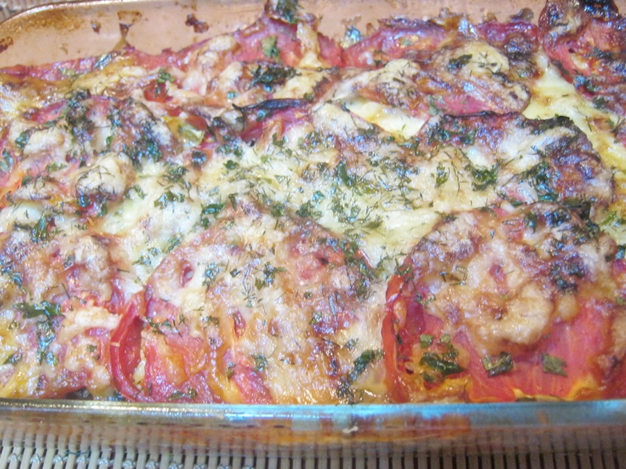 Salata calda de dovlecei, rosii si branza