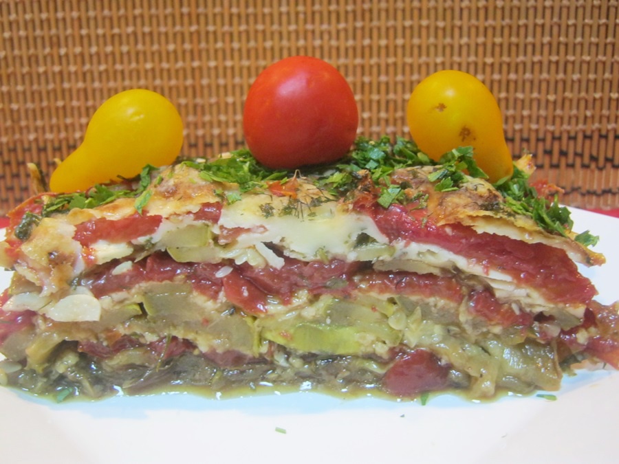 Salata calda de dovlecei, rosii si branza