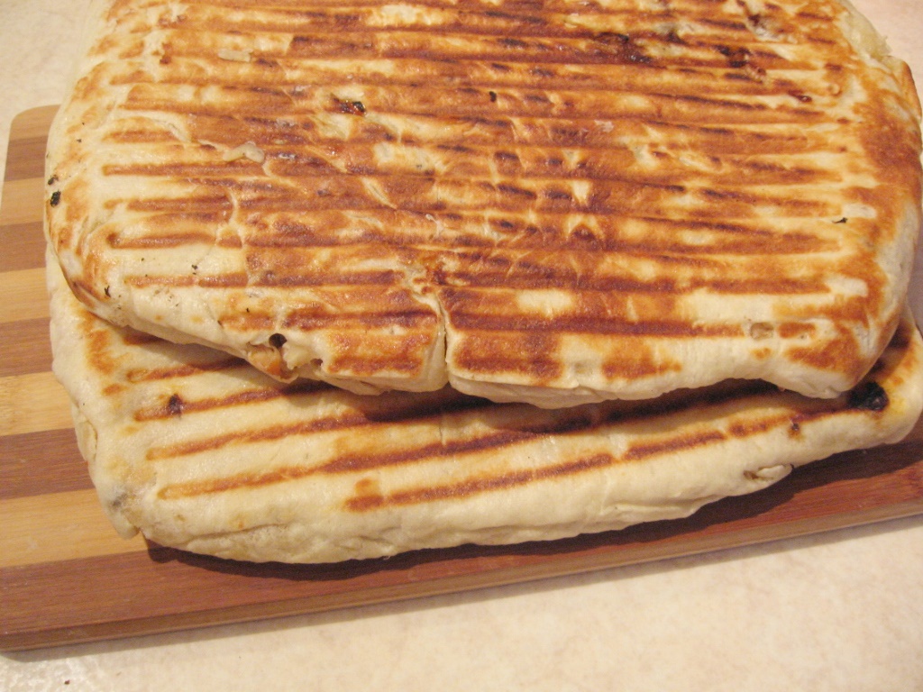 Sandwich-uri  la tigaie cu preparate din carne