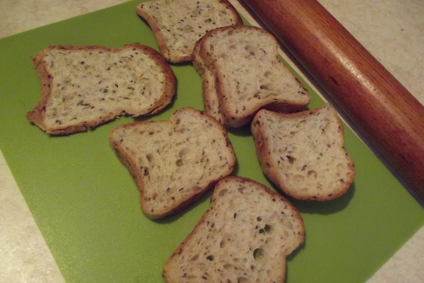 Rulouri aperitiv, cu felii de paine toast