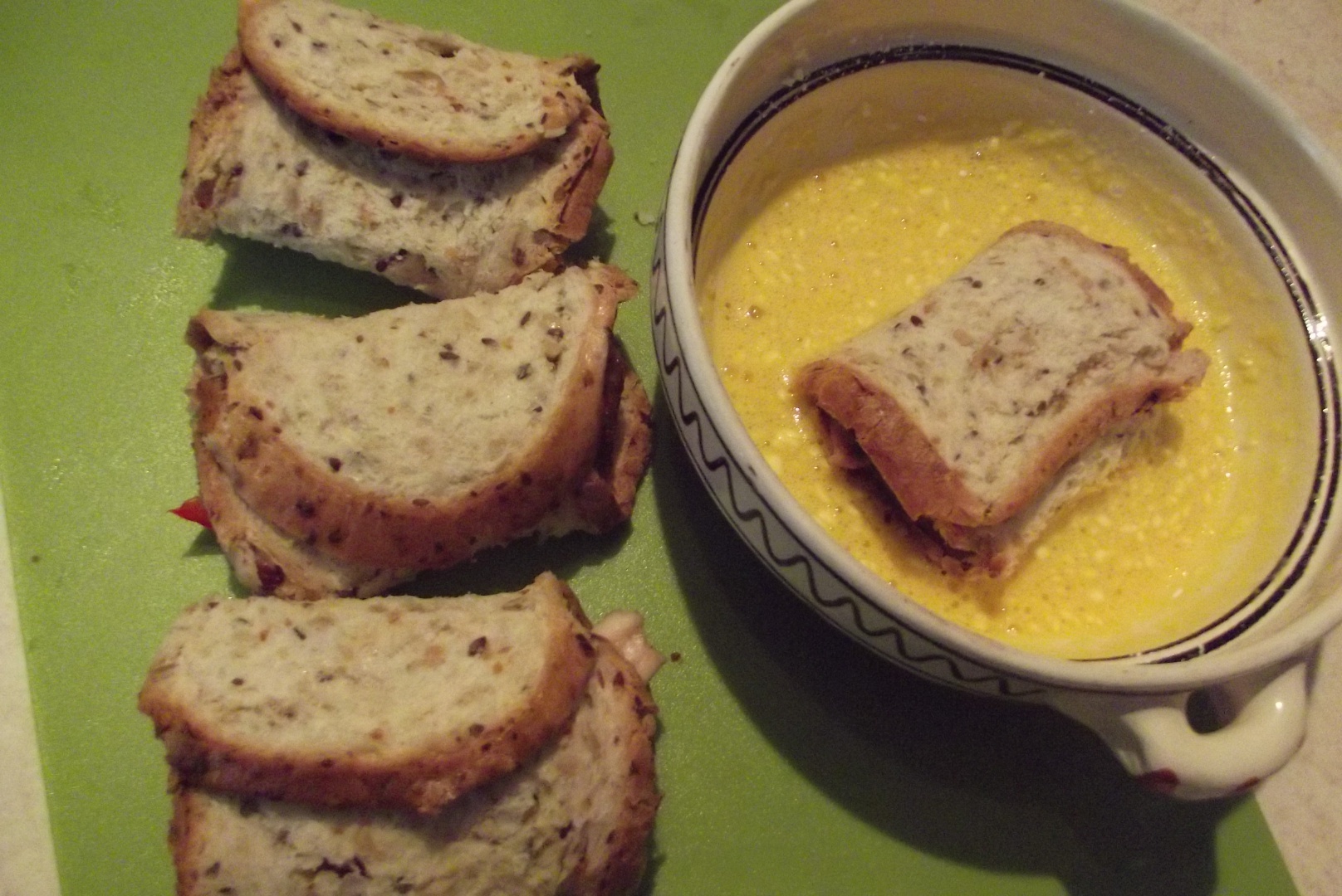 Rulouri aperitiv, cu felii de paine toast