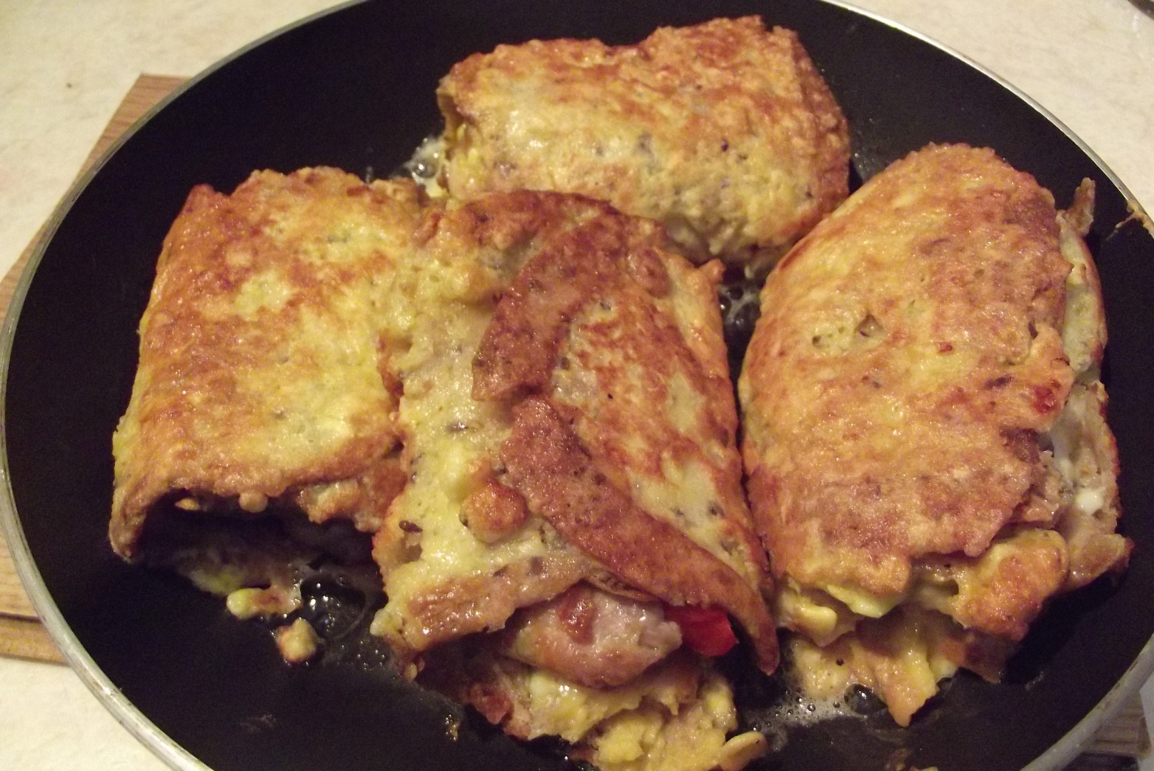 Rulouri aperitiv, cu felii de paine toast