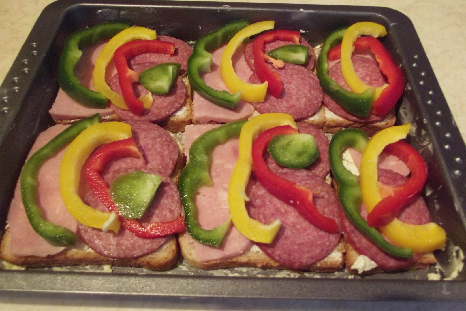 Sandwich-uri aperitiv preparate la cuptor