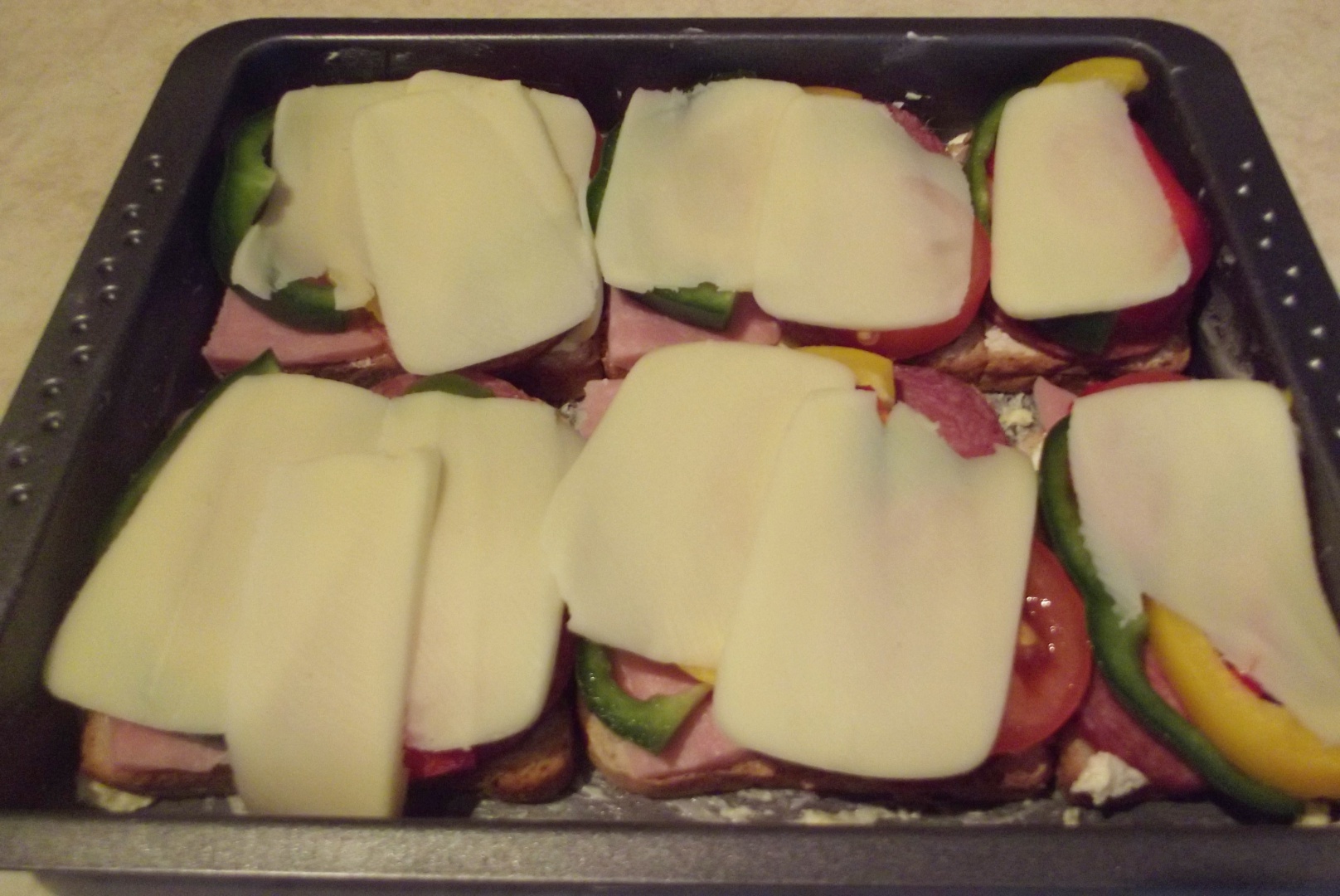 Sandwich-uri aperitiv preparate la cuptor