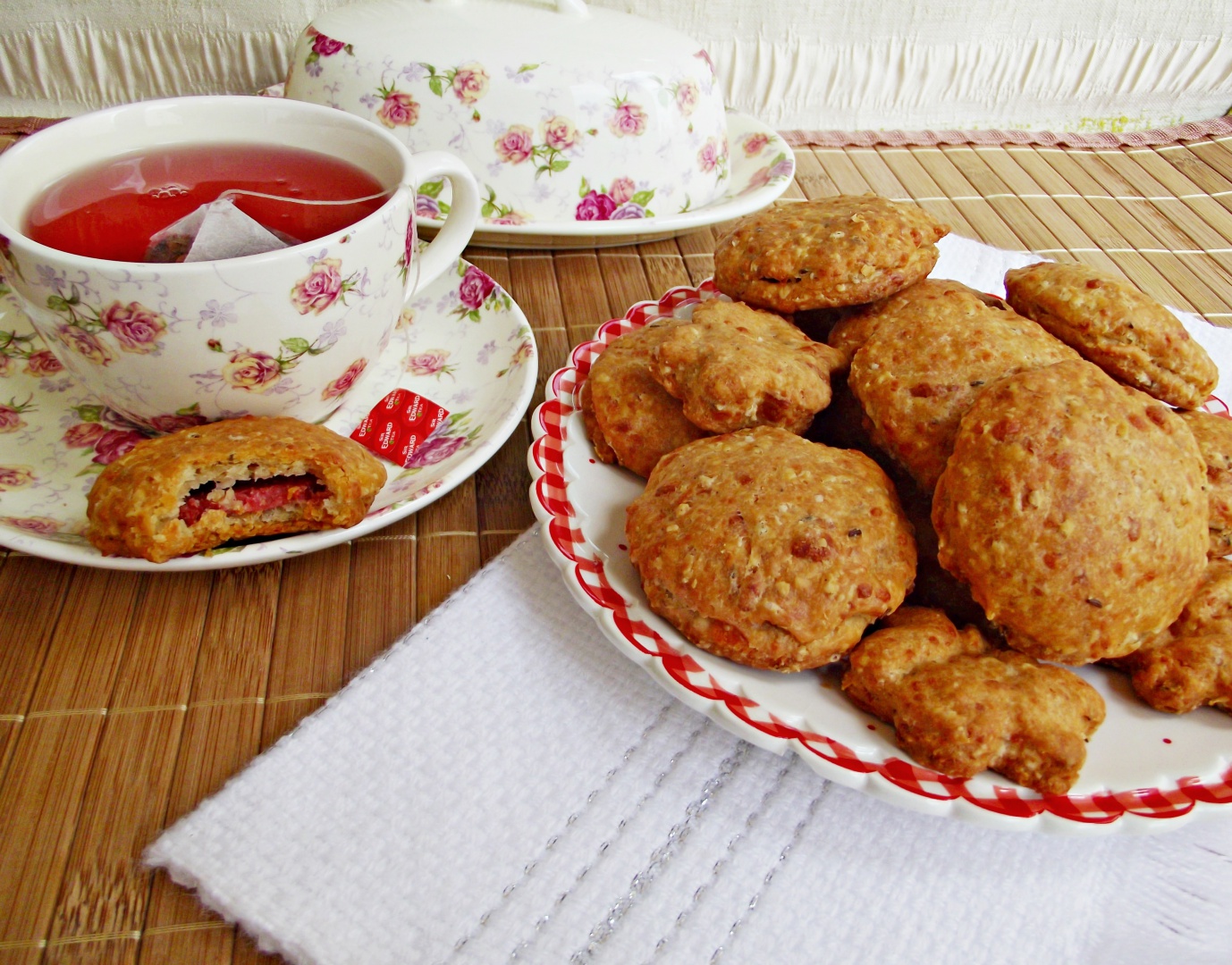 Aperitiv cu fulgi de ovaz, salam si cascaval afumat Delaco