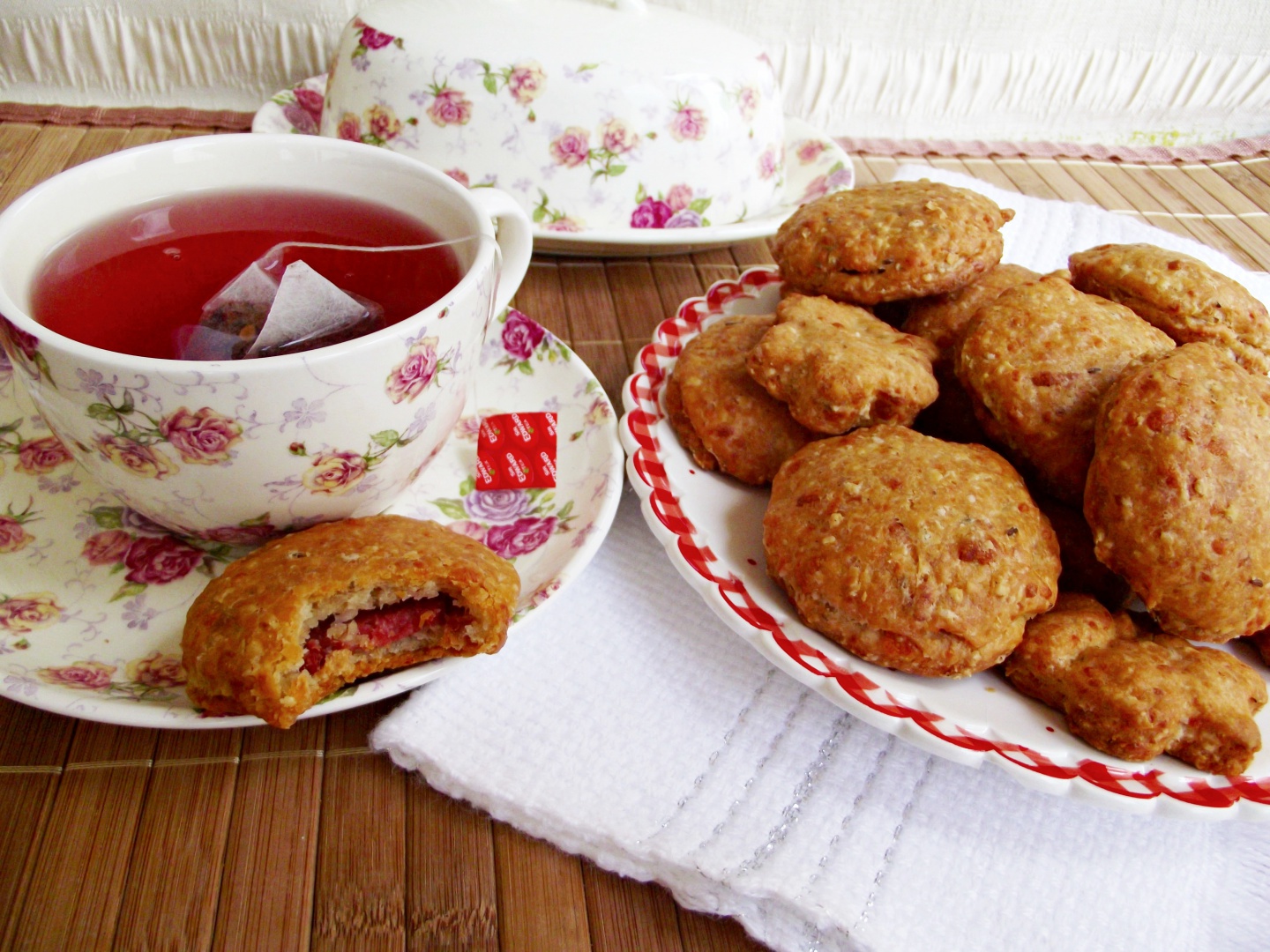 Aperitiv cu fulgi de ovaz, salam si cascaval afumat Delaco