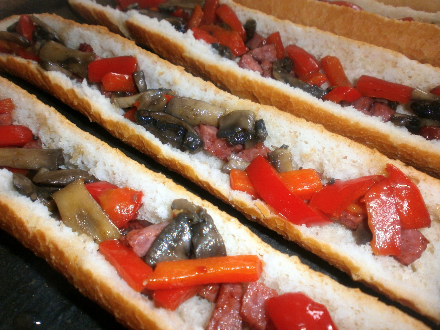 Baghete umplute cu salam, ciuperci, ardei si porumb