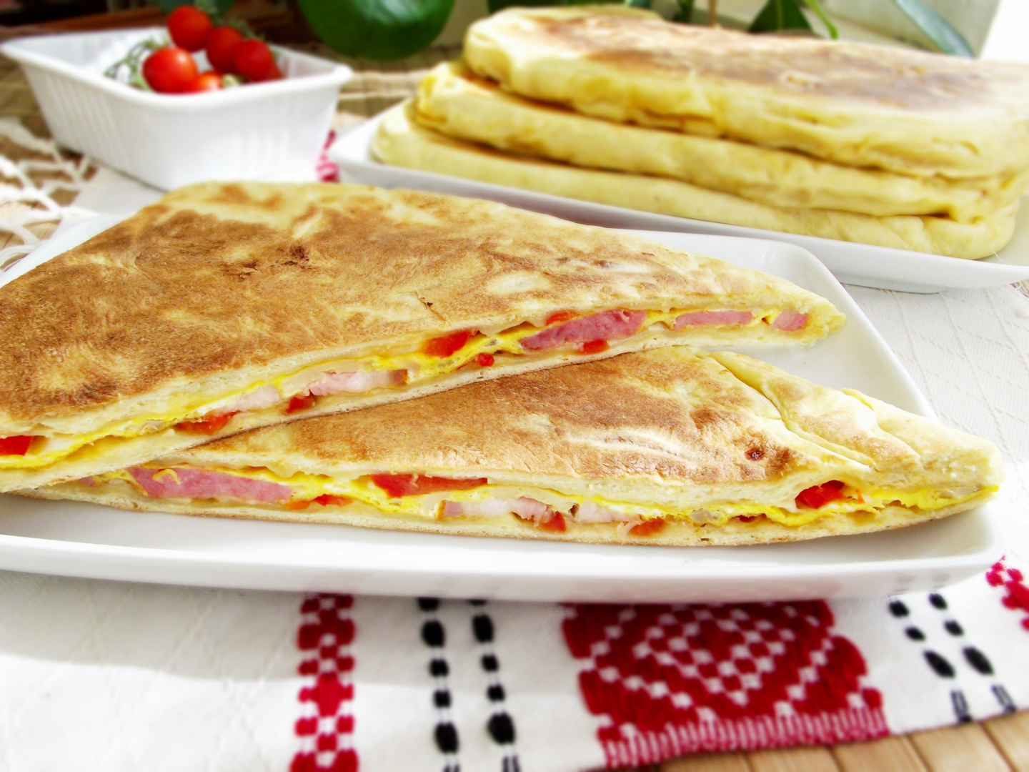 Sandwich-uri din aluat, cu omleta si alte ingrediente