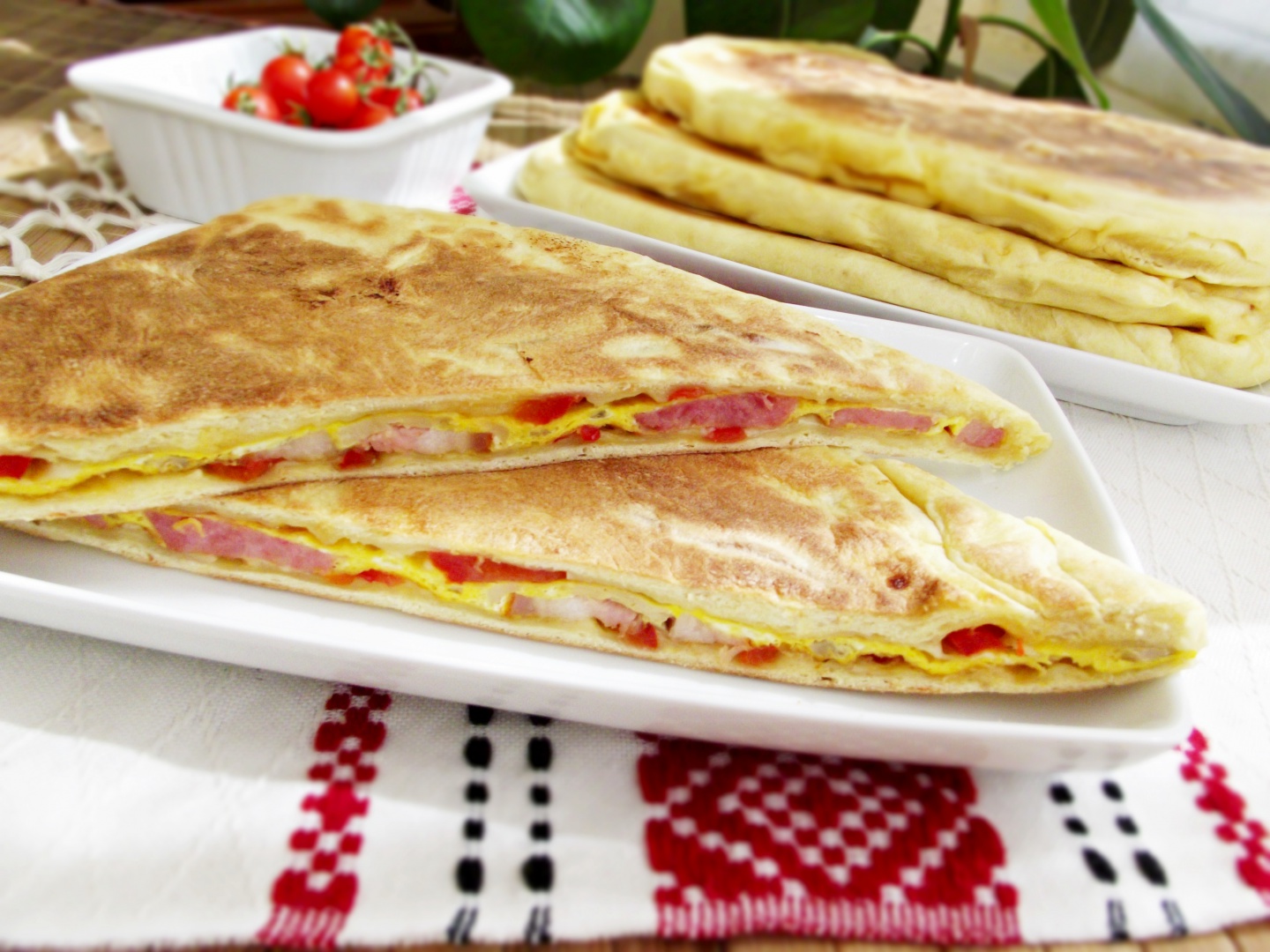 Sandwich-uri din aluat, cu omleta si alte ingrediente