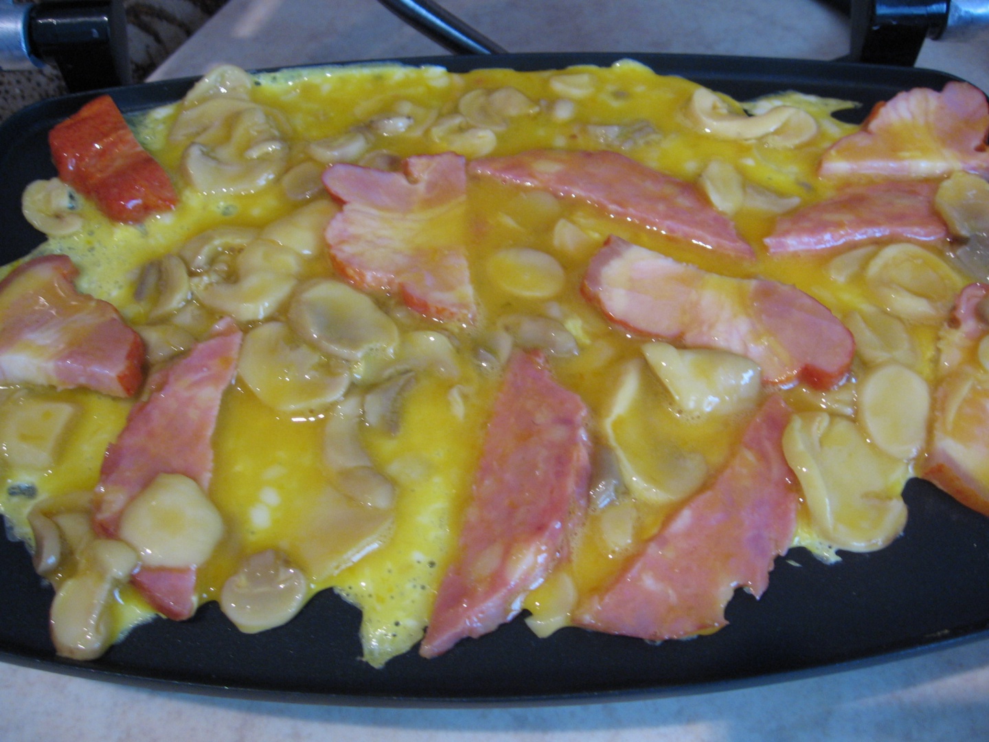 Sandwich-uri din aluat, cu omleta si alte ingrediente