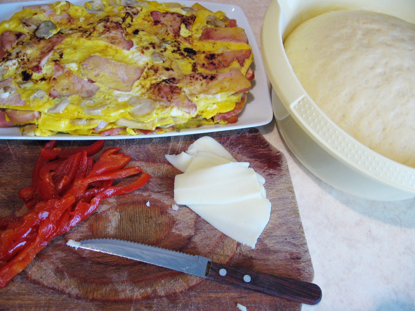 Sandwich-uri din aluat, cu omleta si alte ingrediente