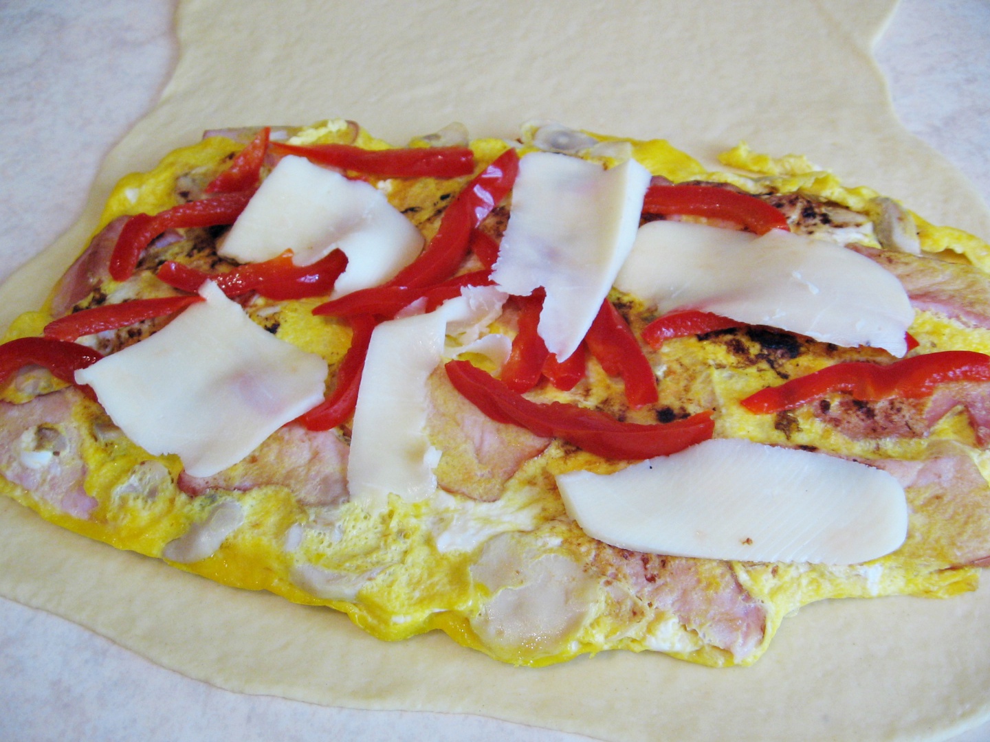 Sandwich-uri din aluat, cu omleta si alte ingrediente