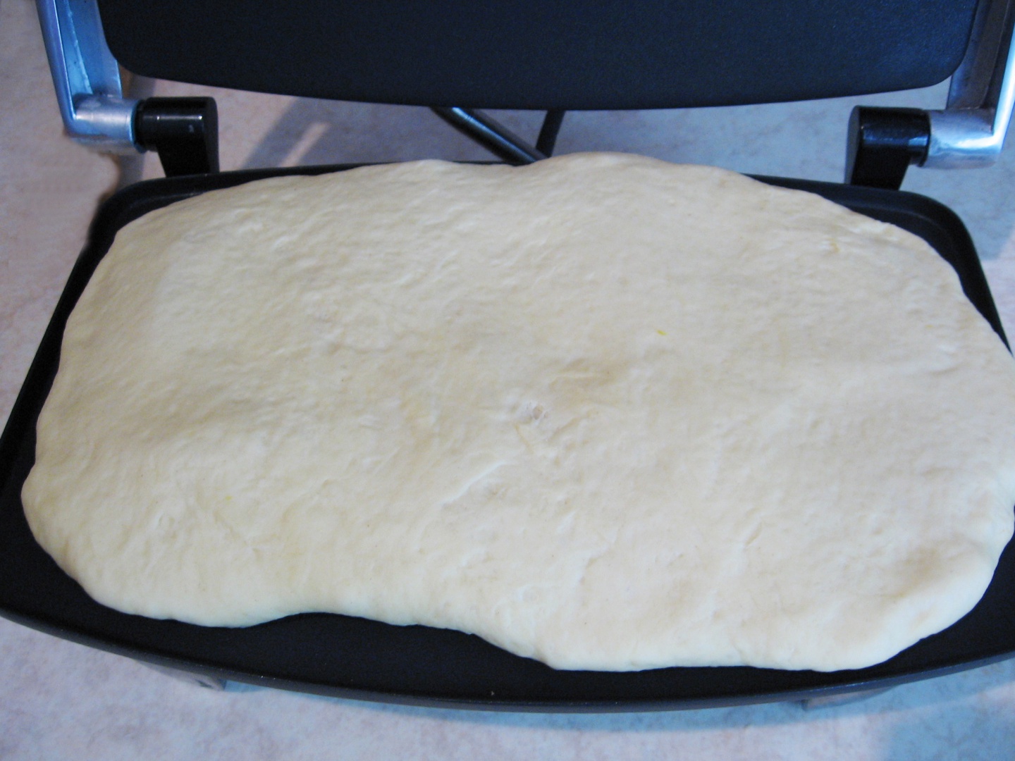 Sandwich-uri din aluat, cu omleta si alte ingrediente