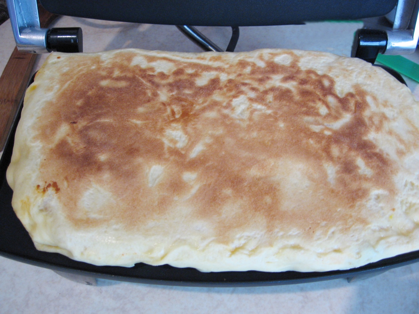 Sandwich-uri din aluat, cu omleta si alte ingrediente