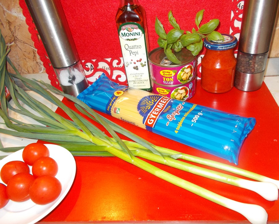 Paste (spaghete) cu ton, rosii si busuioc