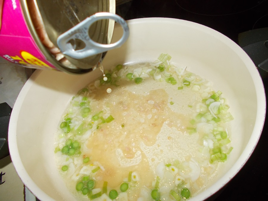 Paste (spaghete) cu ton, rosii si busuioc