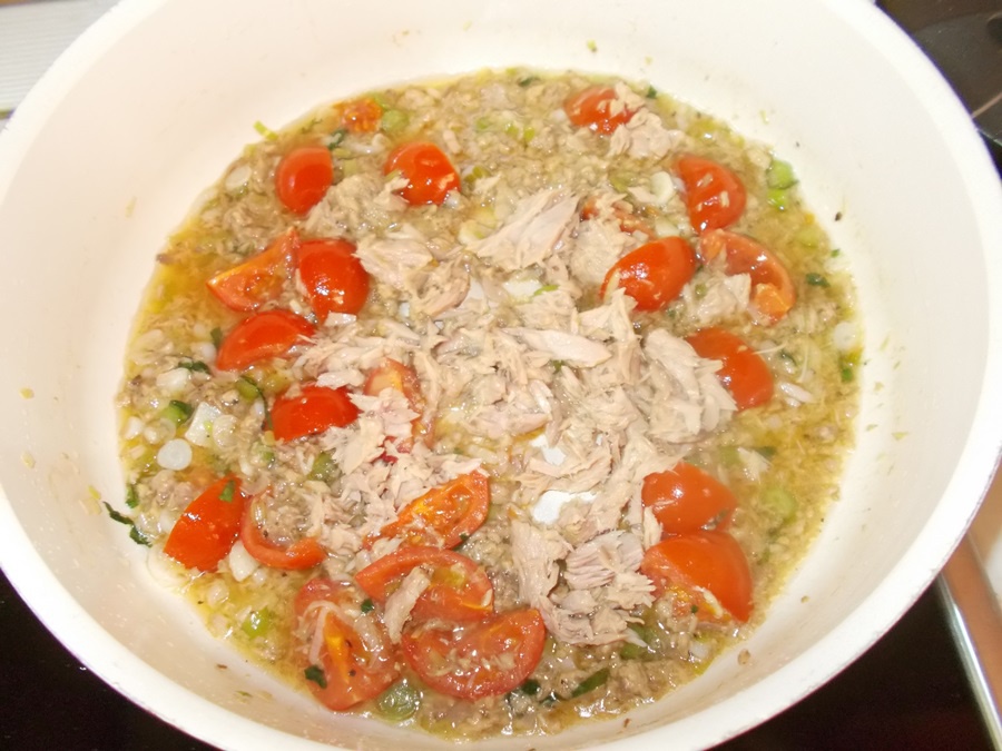 Paste (spaghete) cu ton, rosii si busuioc