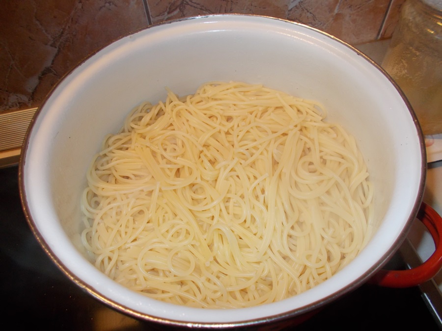Paste (spaghete) cu ton, rosii si busuioc