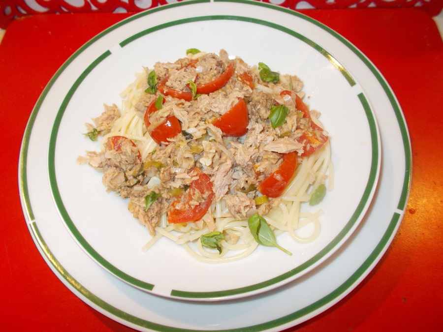 Paste (spaghete) cu ton, rosii si busuioc