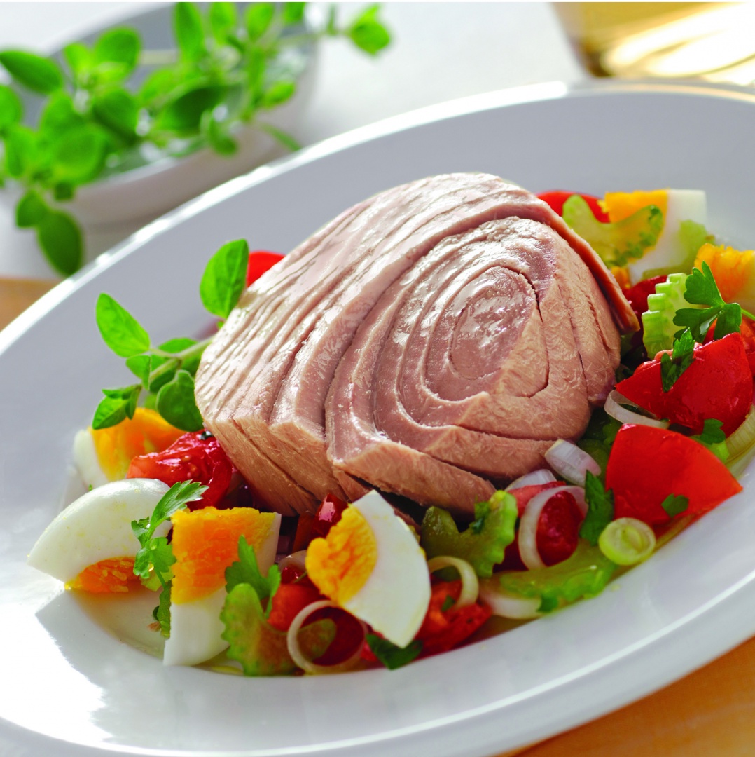 Ton cu roşii marinate şi ouă fierte