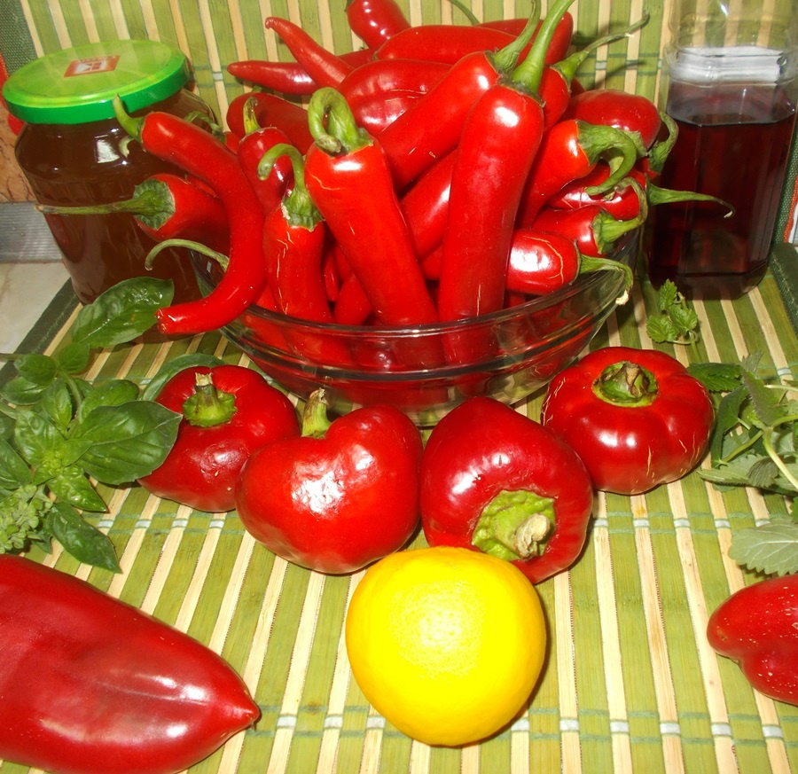 Dulceata de ardei iuti cu menta si busuioc