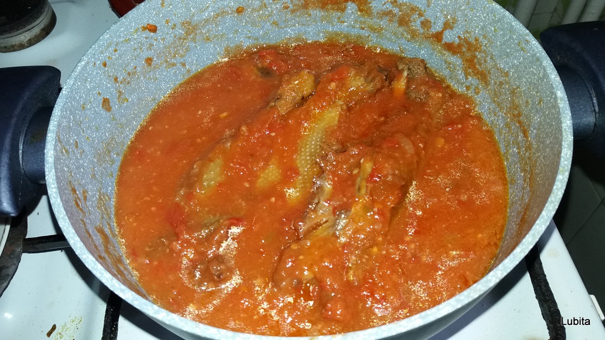 Rata cu sos de rosii