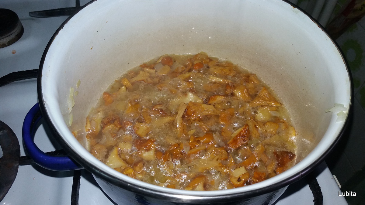 Pilaf cu ciuperci galbiori si chiftelute