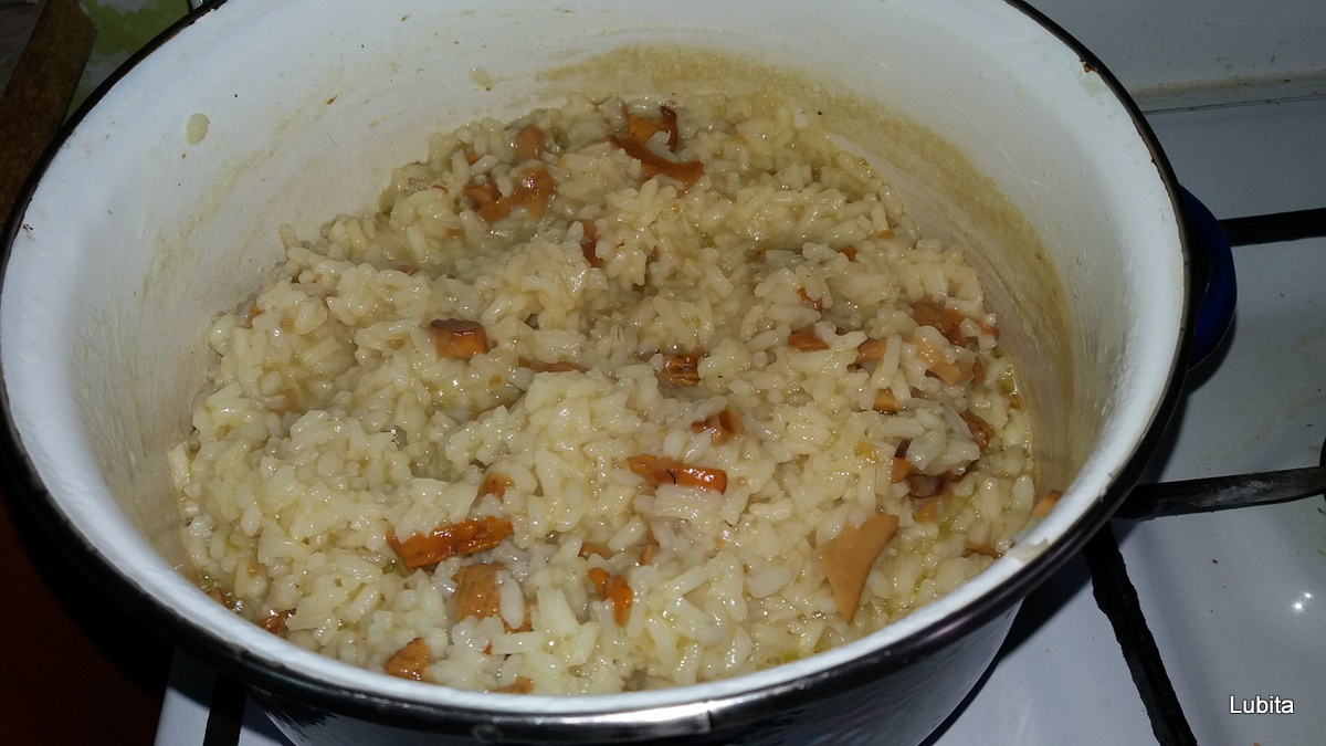 Pilaf cu ciuperci galbiori si chiftelute
