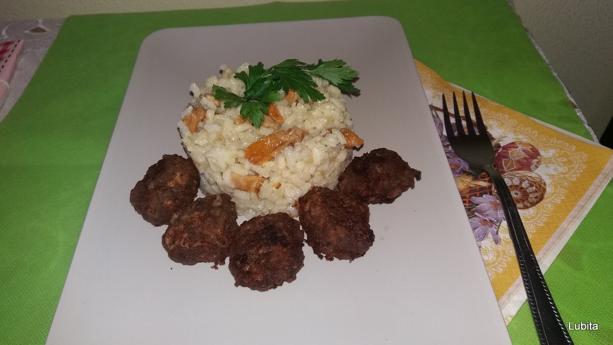 Pilaf cu ciuperci galbiori si chiftelute