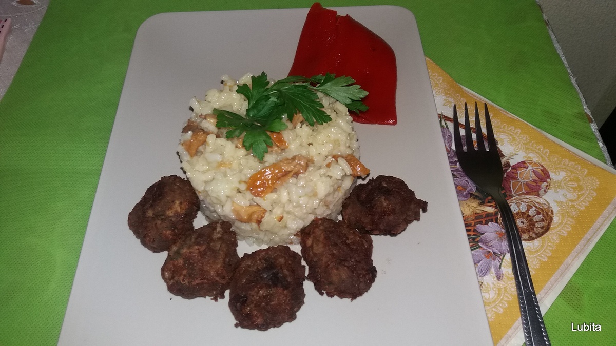 Pilaf cu ciuperci galbiori si chiftelute