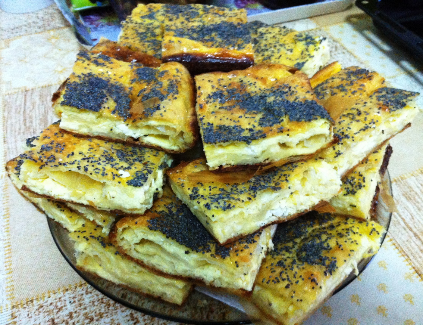 Placinta cu 3 feluri de branza sarata si mac