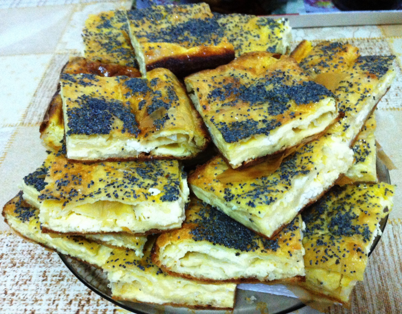 Placinta cu 3 feluri de branza sarata si mac