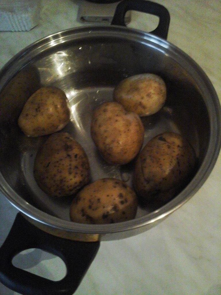 Crochete de cartofi, cu telemea si carne tocata