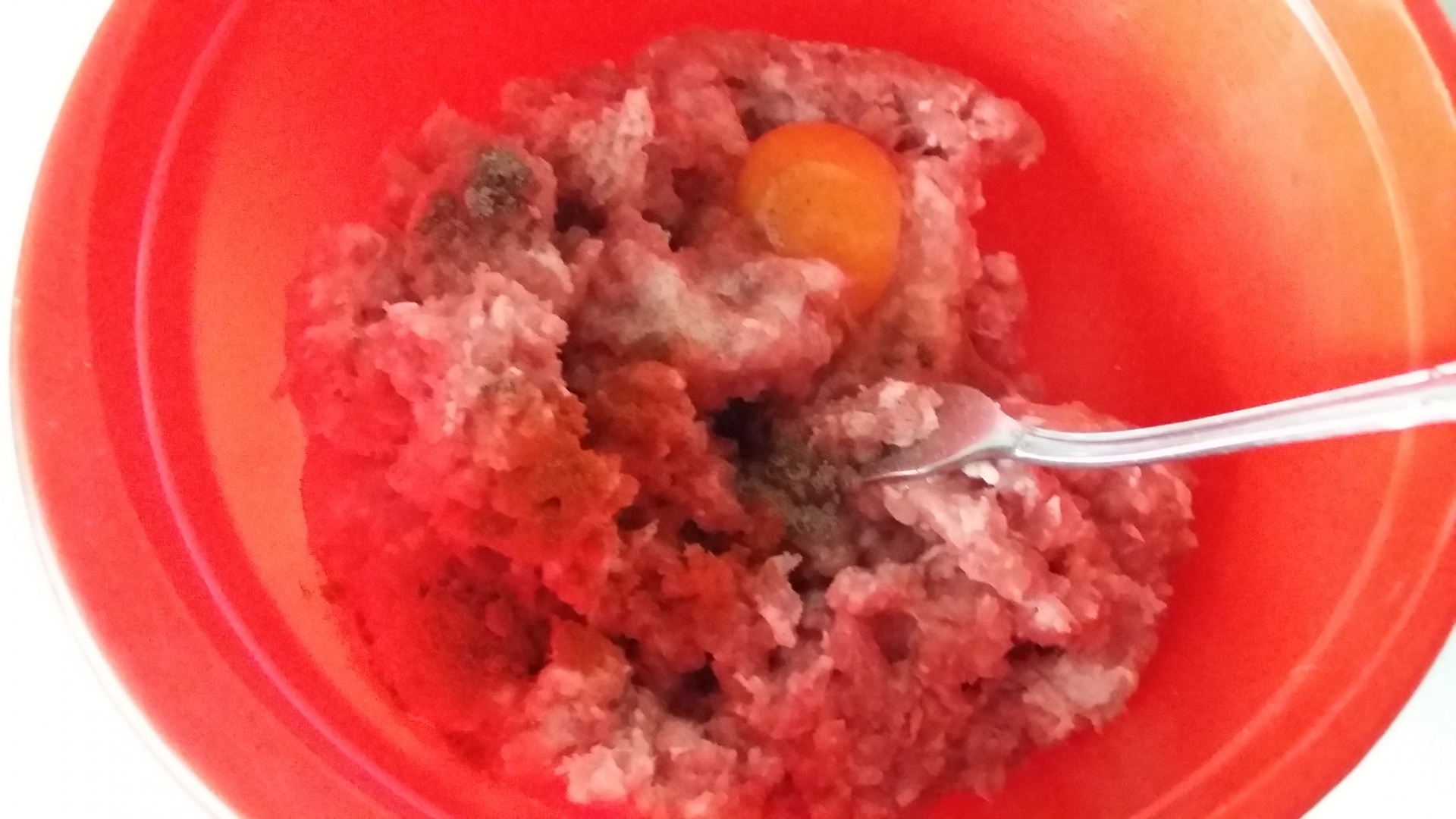 Rulada de carne tocata cu dulceata de ardei iute si carnati