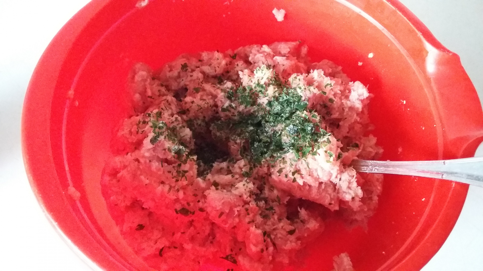 Rulada de carne tocata cu dulceata de ardei iute si carnati