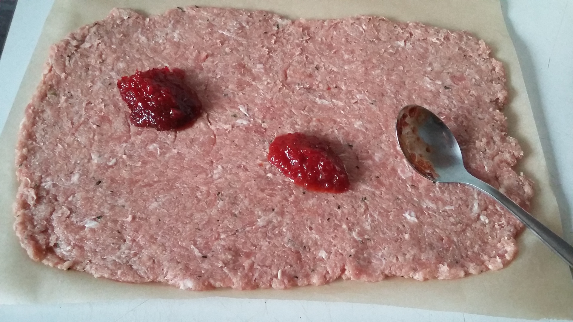 Rulada de carne tocata cu dulceata de ardei iute si carnati