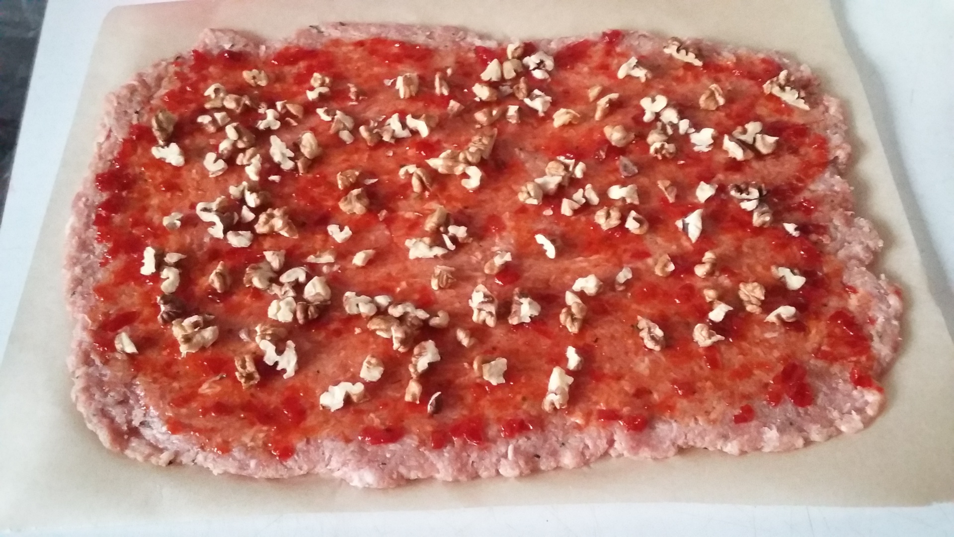 Rulada de carne tocata cu dulceata de ardei iute si carnati