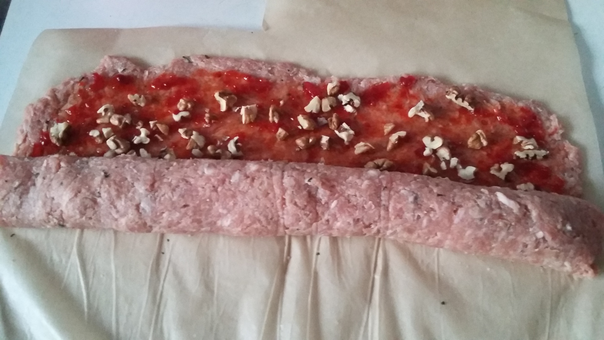 Rulada de carne tocata cu dulceata de ardei iute si carnati