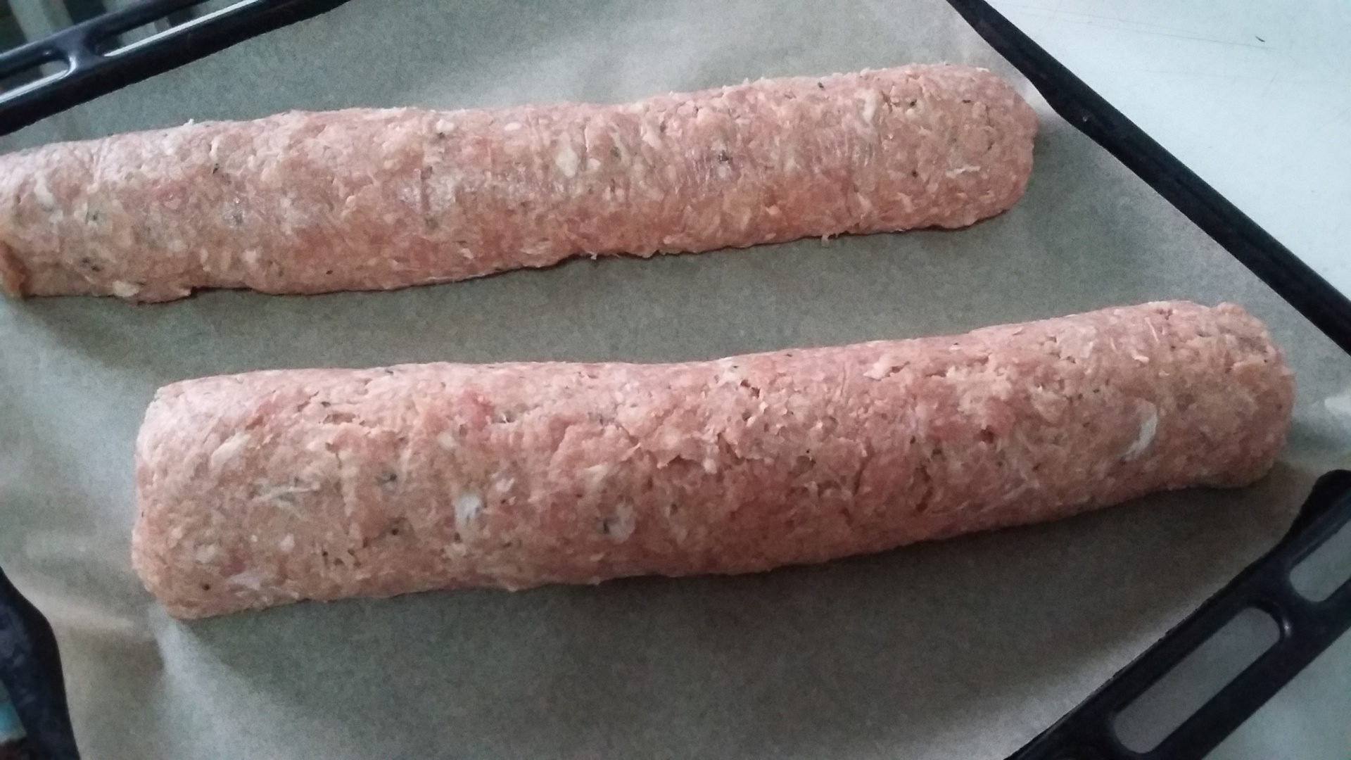 Rulada de carne tocata cu dulceata de ardei iute si carnati