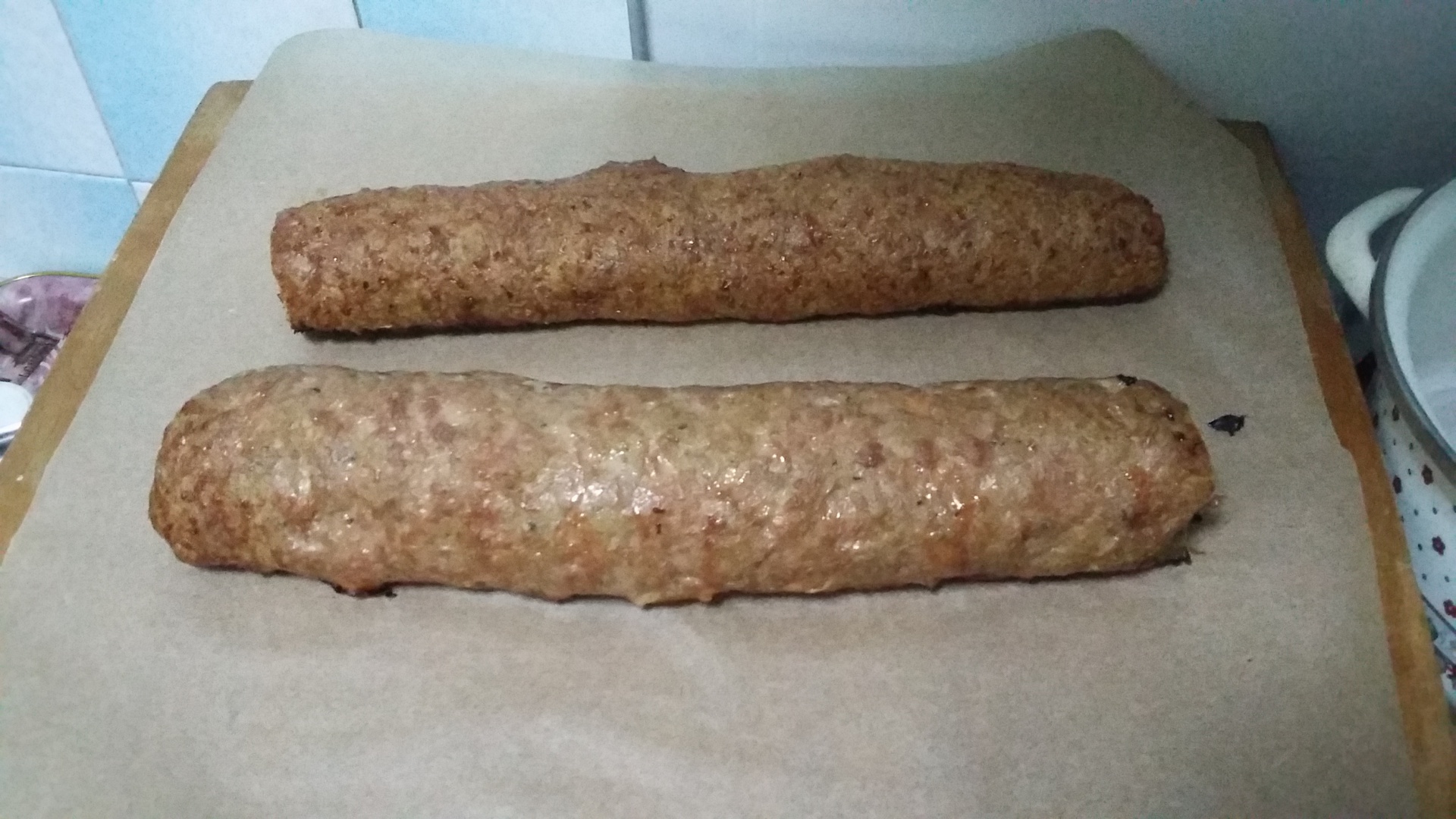 Rulada de carne tocata cu dulceata de ardei iute si carnati