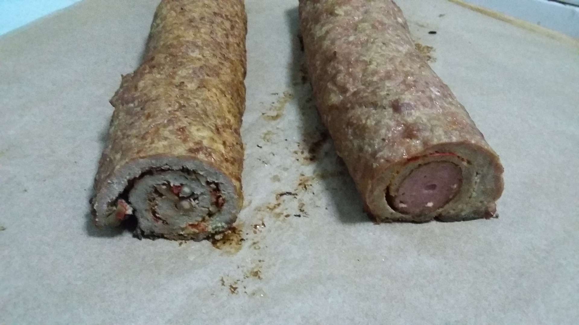 Rulada de carne tocata cu dulceata de ardei iute si carnati